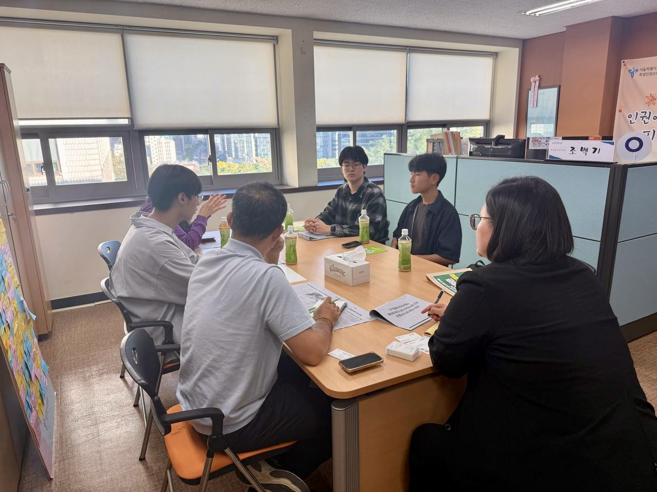 기자회견 이후 서울시교육청 학생인권교육센터가 청소년인권행동 아수나로, 청소년언론 토끼풀, 정치하는엄마들 활동가들과 면담하는 모습. 