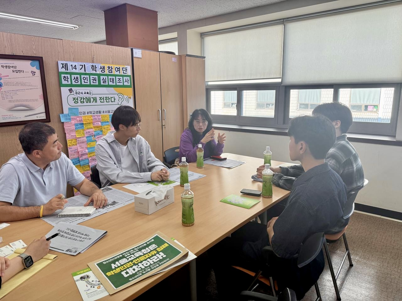 기자회견 이후 서울시교육청 학생인권교육센터가 청소년인권행동 아수나로, 청소년언론 토끼풀, 정치하는엄마들 활동가들과 면담하는 모습. 