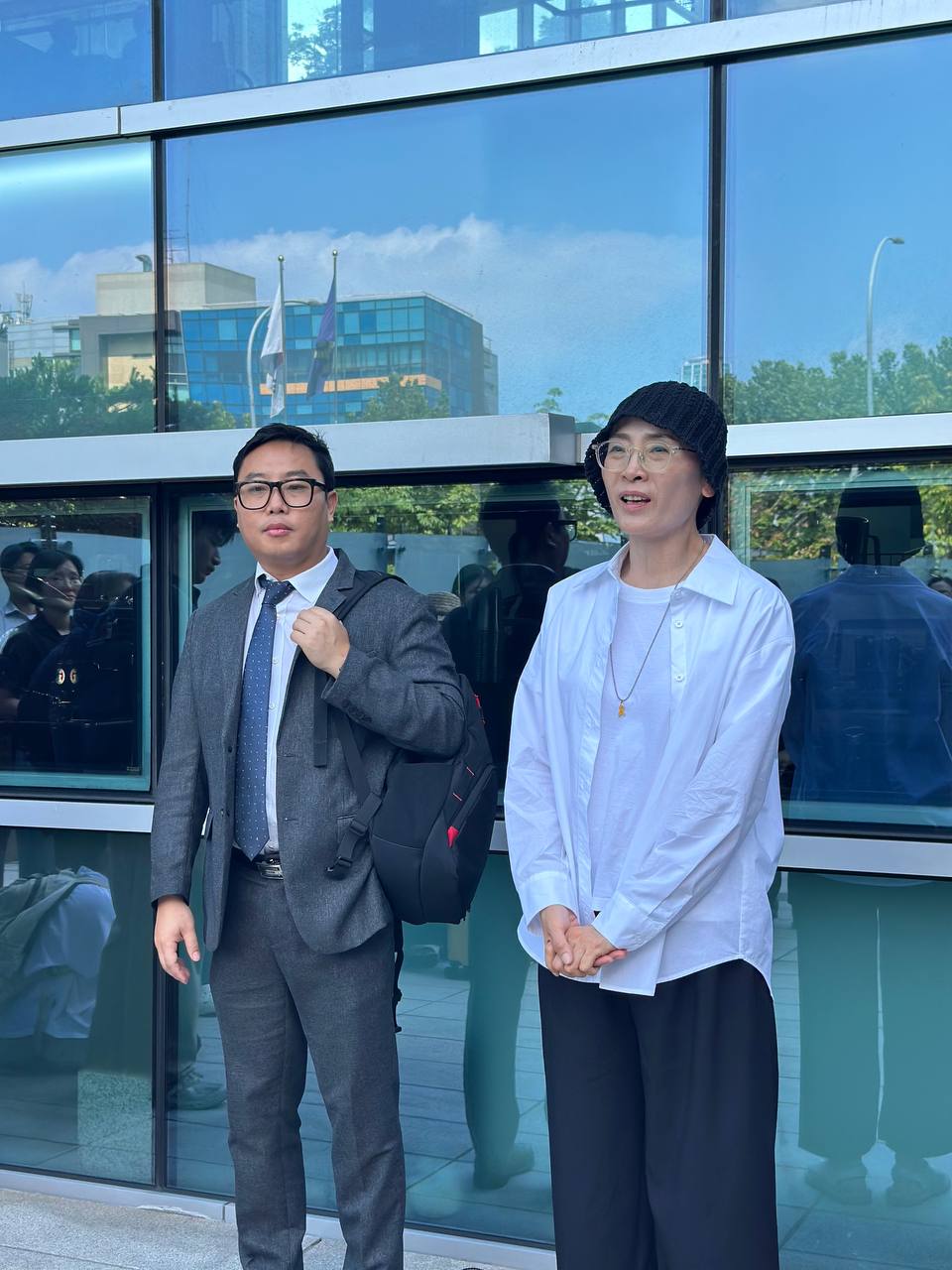 소송대리인 류하경 변호사와 재판 후 소감을 밝히는 지혜복 교사